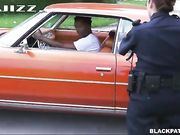 美国女警大白天路边求欢黑人小伙