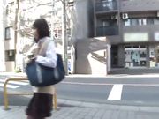 俊俏学生妹被坏人尾随拖到公厕猥亵轮奸