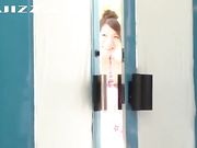 游泳馆的更衣室里 老公突然想发情的泰迪一样把我按到了地上