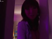 公司女同事在更衣室被双洞齐插 搞到欲火焚身