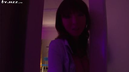 公司女同事在更衣室被双洞齐插 搞到欲火焚身