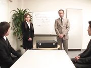 黑丝女秘穿着开档情趣内裤被轮流玩弄