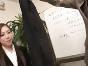 黑丝女秘穿着开档情趣内裤被轮流玩弄