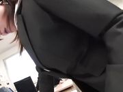 爆乳女职员上班时摸奶,欲火焚身后去厕所撸了一发