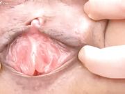 小骚妮子泳池内掰开自己粉嫩的小骚屄让哥哥插