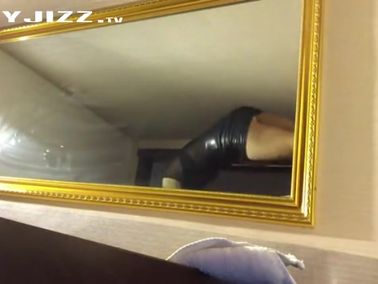 富姐花钱夜店雇个精壮帅哥玩SM吃口水舔高跟逼逼菊花一样不能少