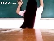 最近很火的技校自慰女在教室里发骚扭屁股抠逼