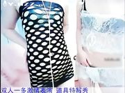 很会玩的双胞胎姐妹花上面吃面条下面吃黄瓜洗脸盆接尿尿1