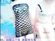 很会玩的双胞胎姐妹花上面吃面条下面吃黄瓜洗脸盆接尿尿1