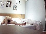 未来岳父在客厅看电视 我和女友在房间偷偷操逼好刺激