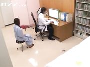 诊室内的春光 无良医生艳福不浅 工作之便伸猥琐之手