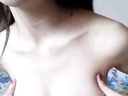 皮肤嫩白的超级女神寂寞难耐在家自摸