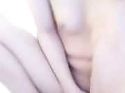 洗澡萝莉主播吃完火腿肠和爸爸草逼 禽兽爸爸比较关心女儿最近赚了多少钱