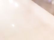 美女主播在川流不息的商场往自己逼里塞跳蛋开震动直播