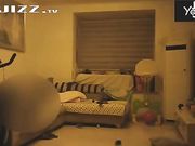 对白淫荡单位骚女同事老公出差 上她家约炮边操边看着她俩的结婚照有些内疚