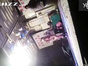 大雪纷飞撑着雨伞露天看乡下草台班子的精彩表演