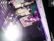 大雪纷飞撑着雨伞露天看乡下草台班子的精彩表演