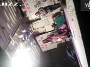 大雪纷飞撑着雨伞露天看乡下草台班子的精彩表演