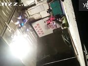 大雪纷飞撑着雨伞露天看乡下草台班子的精彩表演