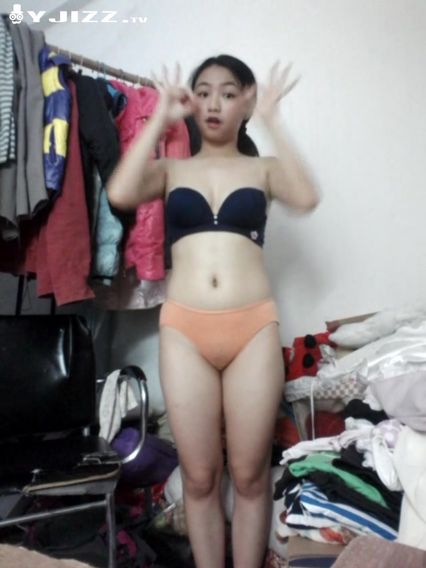 涉世未深年轻小演员为了上镜出名被禽兽导演诱骗脱衣3