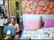 黑客破解家庭摄像头偷拍白领姐姐洗完白白风扇吹身子