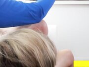 娇小的凯特肯尼迪让她的嘴和阴部充满了公鸡