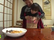 偷吃乳汁狂喷的美人妻01