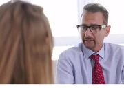 饥渴的淫妻勾引管道工做爱直到在她体内射精