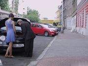 和女孩进屋喝着小酒搂着玩舌吻硬插入穴里精液射嘴里