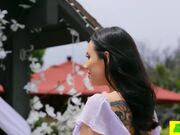 可爱的黑发宝贝艾德拉福克斯是一个脾气暴躁的性爱小猫