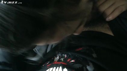 停在人来车往的路边口交