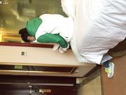 约炮农村小妹偷拍她洗澡