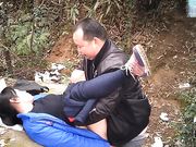 胖哥和野鸡在公园小山上苟合