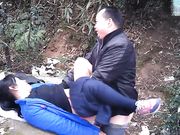 胖哥和野鸡在公园小山上苟合