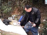 胖哥和野鸡在公园小山上苟合