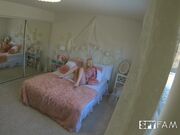 娇小的金发女孩打开男友送的惊喜礼物包裹