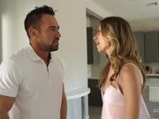 安雅·奥尔森引诱室友的男朋友吃奶油派