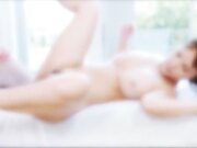 迪利昂·哈珀给她完美的乳头上了油 她的泡泡屁股砰砰作响