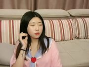 萝莉少女想要看脚的小哥哥看过来秀美足操逼