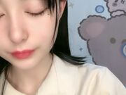 清纯系嫩妹撩起短裙黑丝肥臀没穿内裤超嫩小穴