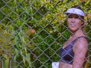 她唯一的放松方式就是屁股上插一只公鸡