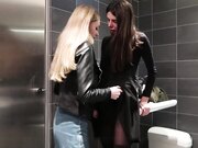 超美黑丝苗条人妖和美女闺蜜在公告厕所性爱后入抽插