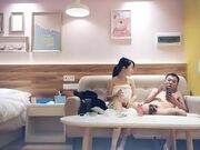 苗条性感的漂亮小美女酒店床上被黄先生各种后入02