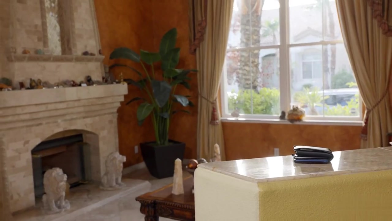 气质时尚人妖勾引直男厨房里脱裤深喉肉棒后入爆菊