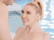 古怪的金发女郎肯德拉桑德兰用她的大乳头引诱斯科特在泳池边使劲干她