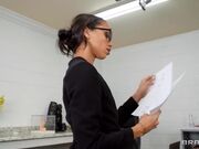 史蒂夫·霍姆斯用他巨大的公鸡替换了继女肯齐·里夫斯的屁股插头