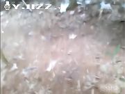 中年大叔和朋友老婆在小树林玩野战换妻旁边几个观摩者在不停笑