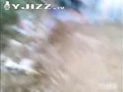 中年大叔和朋友老婆在小树林玩野战换妻旁边几个观摩者在不停笑