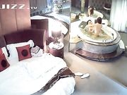 情趣酒店水滴摄像头偷拍健壮男和美女洗完鸳鸯浴激情啪啪对白清晰