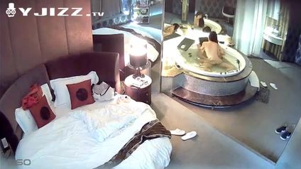 情趣酒店水滴摄像头偷拍健壮男和美女洗完鸳鸯浴激情啪啪对白清晰